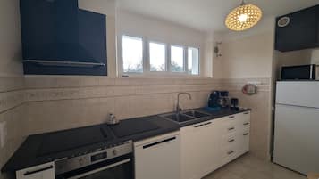 Een koelkast, een microgolfoven, een oven, een kookplaat