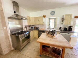 Fridge, microwave, dishwasher, coffee/tea maker