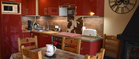 Køleskab, mikrobølgeovn, ovn, kogeplade