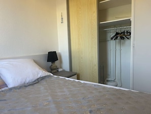 1 bedroom, WiFi - 2-room apt, cabin, 250m beach, quiet loggia (Fleury-Saint-Pierre-la-Mer)