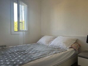 1 bedroom, WiFi - 2-room apt, cabin, 250m beach, quiet loggia (Fleury-Saint-Pierre-la-Mer)