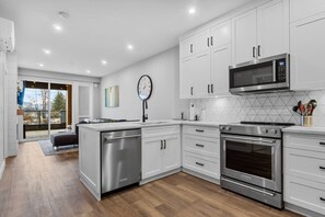 Jääkaappi, mikroaaltouuni, uuni, liesi