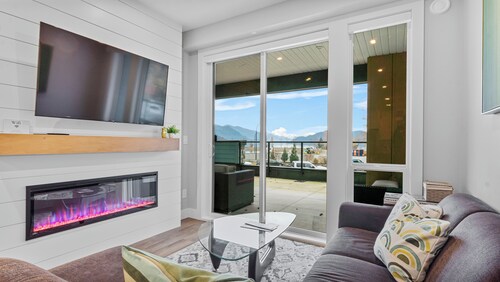 New Sweeping Lake Views 1BR + Den