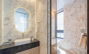 Family Room | Bathroom | Hair dryer, slippers, towels, shampoo - THE HOUND HOTEL BANDALISLAND 2 (Ansan)