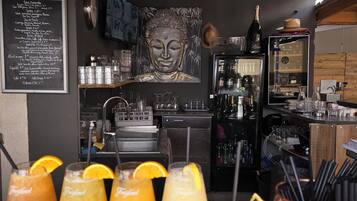 Bar junto a la piscina