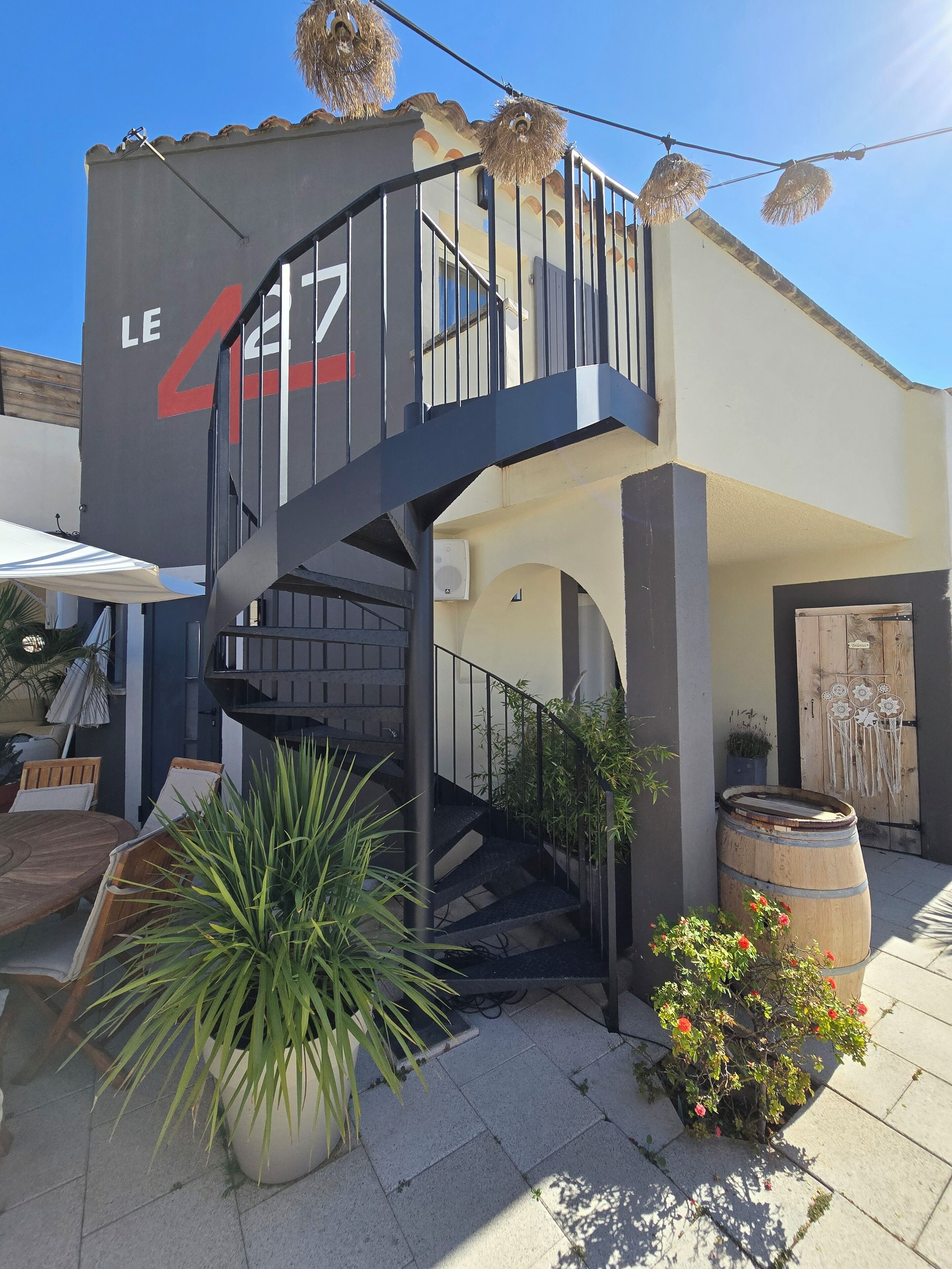 المنشأة من الخارج