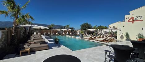 Una piscina al aire libre de temporada