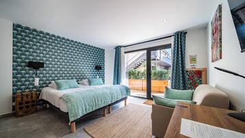 ํ๋ฆฌ๋ฏธ์๋ฃธ | ๊ณ ๊ธ ์นจ๊ตฌ, ์ฑ
์, ๋
ธํธ๋ถ ์์
 ๊ณต๊ฐ, ์๋ง ์ปคํผ