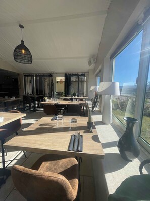Serveert ontbijt, lunch en diner