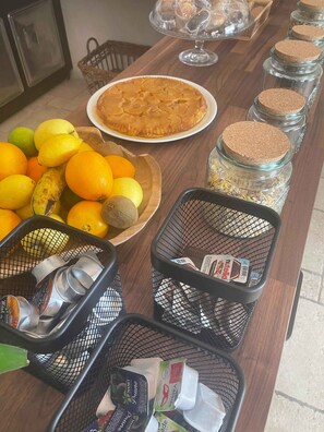 Daily buffet breakfast (EUR 15 per person) - Les Loges du Luberon (Cabrieres-d'Avignon)