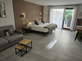 华丽客房 | 高档床上用品、办公桌、笔记本电脑工作区、遮光窗帘