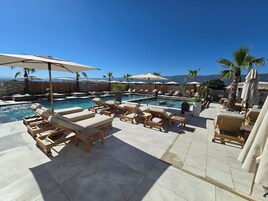 สระว่ายน้ำกลางแจ้งเปิดตามฤดูกาล