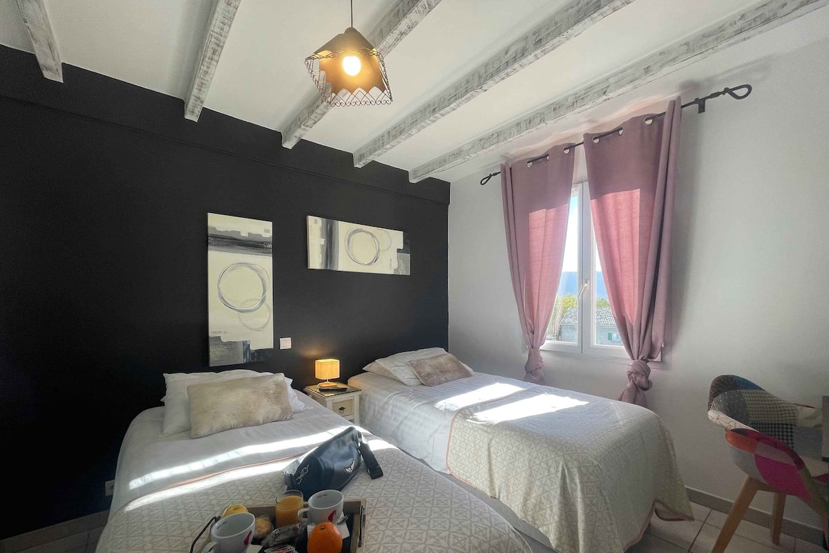 Classic Twin Room | Premium bedding, desk, laptop workspace, blackout drapes