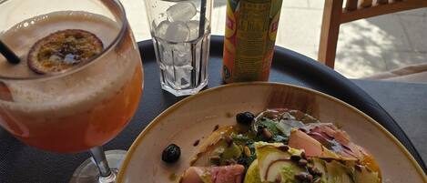 A table with a meal, a drink, and a beverage can.