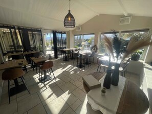 Breakfast, lunch and dinner served - Les Loges du Luberon (Cabrieres-d'Avignon)