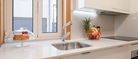 Køleskab, mikrobølgeovn, ovn, kogeplade