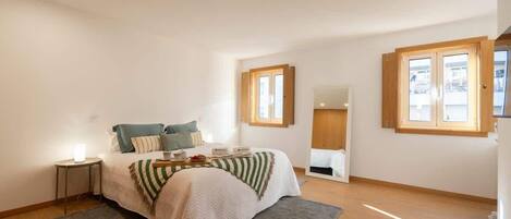 1 habitación, tabla de planchar con plancha, cuna de viaje y wifi