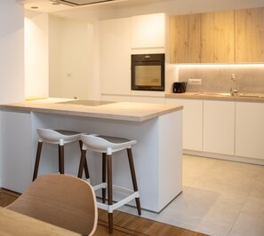 Apartment | Private kitchen | Fridge, microwave, oven, stovetop - Appartement Chic et Confortable (Liege)