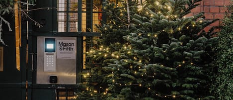 Fassade der Unterkunft – Abend/Nacht