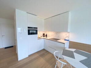 Kylskåp, mikrovågsugn, spishäll och diskmaskin