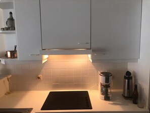 Een koelkast, een koffiezetapparaat/waterkoker, een broodrooster