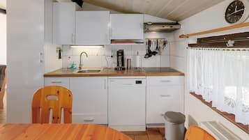 Een koelkast, een microgolfoven, een kookplaat