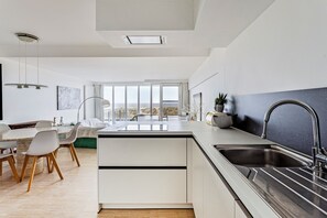 Fridge, oven, stovetop, coffee/tea maker