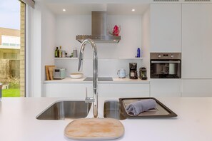 Een koelkast, een magnetron, een oven, een koffiezetapparaat/waterkoker