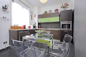 Apartment, City View | Private kitchen - Una finestra sulla cupola di San Pietro (Rome)