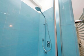 Appartement, vue sur la ville | Salle de bain | Articles de toilette (gratuits), séchoir à cheveux, serviettes fournies