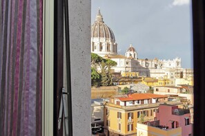 City view from property - Una finestra sulla cupola di San Pietro (Rome)