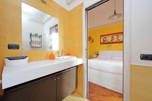 Apartment, City View | Bathroom | Free toiletries, hair dryer, towels, toilet paper - Una finestra sulla cupola di San Pietro (Rome)