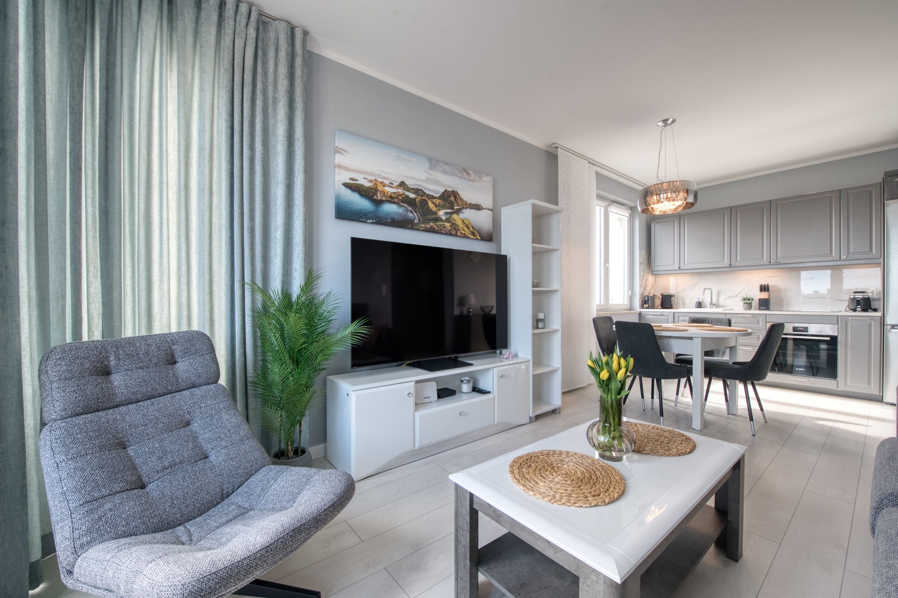 Apartament Deluxe, balcó | Sala d'estar | Televisor de pantalla plana 