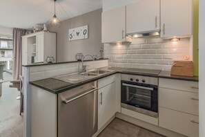 Fridge, microwave, oven, stovetop - 2 bedroom accommodation in Oostduinkerke (Oostduinkerke)