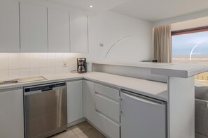 Jääkaappi, uuni, liesi, kahvin-/teenkeitin