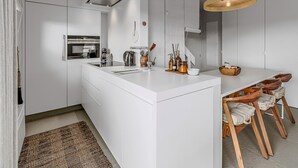 Cafetera y tetera, refrigerador, microondas y parrilla de estufa 