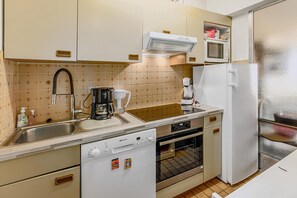 Fridge, microwave, coffee/tea maker, cookware/dishes/utensils