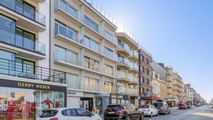 Ein mehrstöckiges Hotel mit moderner Fassade, mit Balkonen und großen Fenstern.