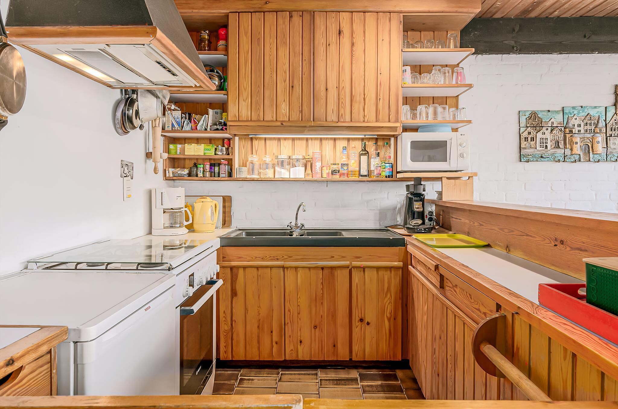 Een oven, een kookplaat, een waterkoker, een broodrooster