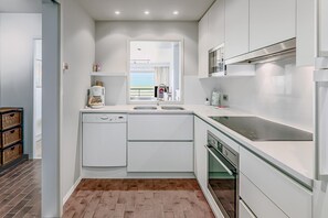 Refrigerador, horno, parrilla de estufa y cafetera y tetera 