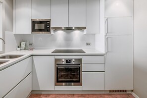 Een koelkast, een microgolfoven, een oven, een kookplaat