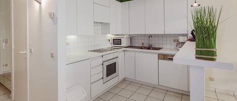 Een koelkast, een magnetron, een oven, een kookplaat