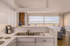 Frigorífico, microondas, horno y placa de cocina