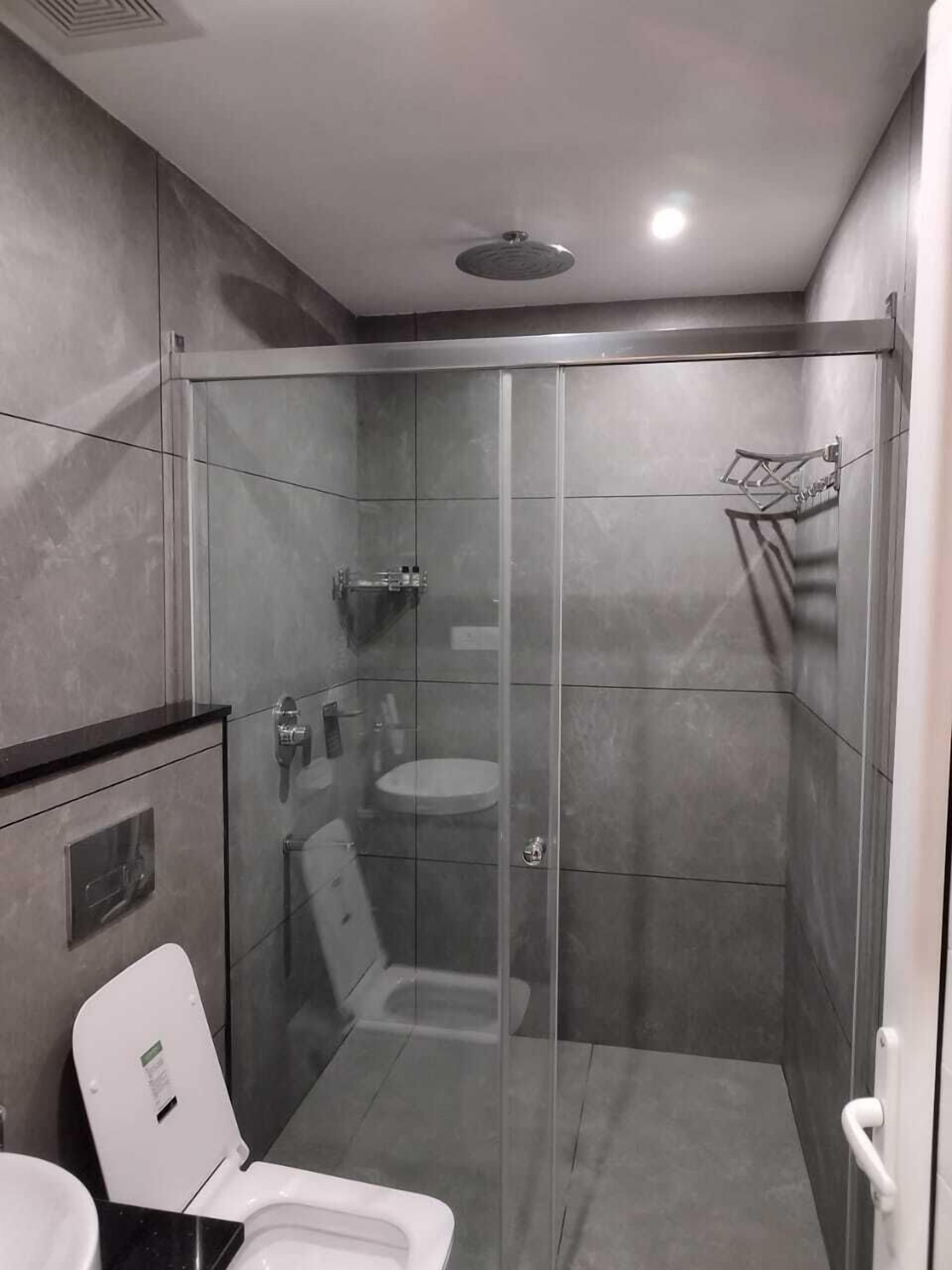 Classic Studio Suite | Bilik Mandi | Pancuran mandi, selipar, tuala disediakan, sabun 