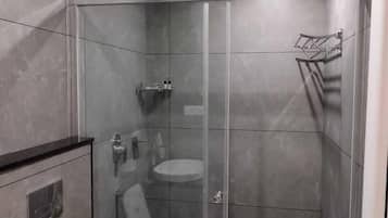 Classic Studio Suite | Bilik Mandi | Pancuran mandi, selipar, tuala disediakan, sabun