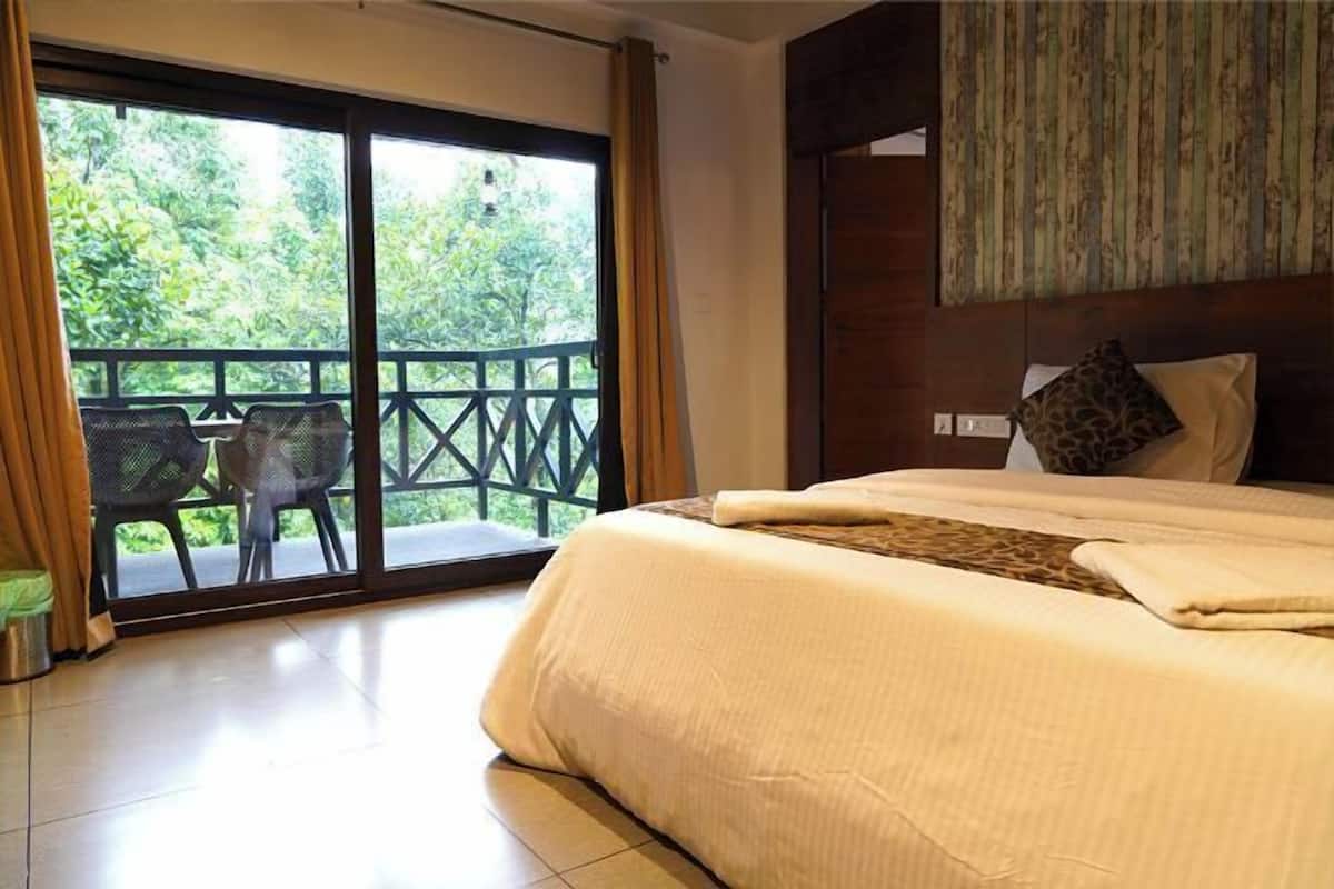 Blackout drapes, iron/ironing board, free WiFi
