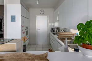 Kühlschrank, Mikrowelle, Wasserkocher mit Kaffee-/Teezubehör