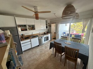 Fridge, oven, dishwasher, coffee/tea maker - 3.4 - Sea view apartment in Fornells (Ses Salines)