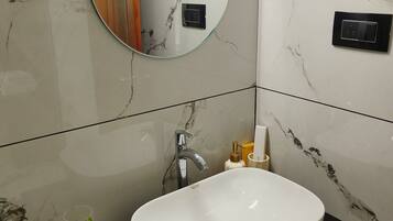 Deluxe Room, Balcony | Bathroom | Shower, towels, soap, shampoo