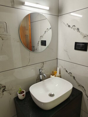 Deluxe Room, Balcony | Bathroom | Shower, towels, soap, shampoo - Wavealokam Beach Retreat (Varkala)